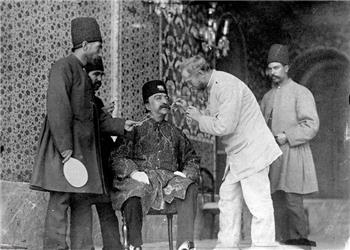 سفر در زمان؛ «آقا فرج، آرایشگر دربار قاجار» در کنار یک خواجه