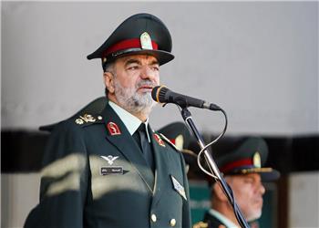 تصویری قدیمی از سردار رادان با لباس کردی در جبهه