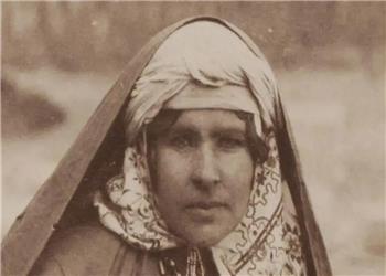 سفر در زمان؛ یک عکس قاجاری از زن ایرانی در حال شیر دادن به نوزادش