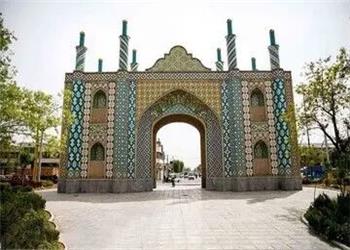 سفر در زمان؛ زنان در حال شستن لباس در کنار خیابان در دروازه غار؛ سال 58